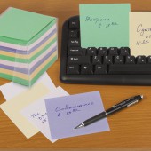 Блок для записей Офисмаг в подставке прозрачной, куб 9*9*9, 80 г/м2, цветной Блок для записей Офисмаг в подставке прозрачной, куб 9*9*9, 80 г/м2, цветной